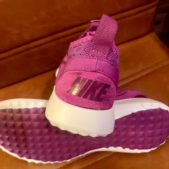 BNWOT -NIKE Women's Size 8.5 Juvenate Athletic Sneaker - Picture 5 of 11